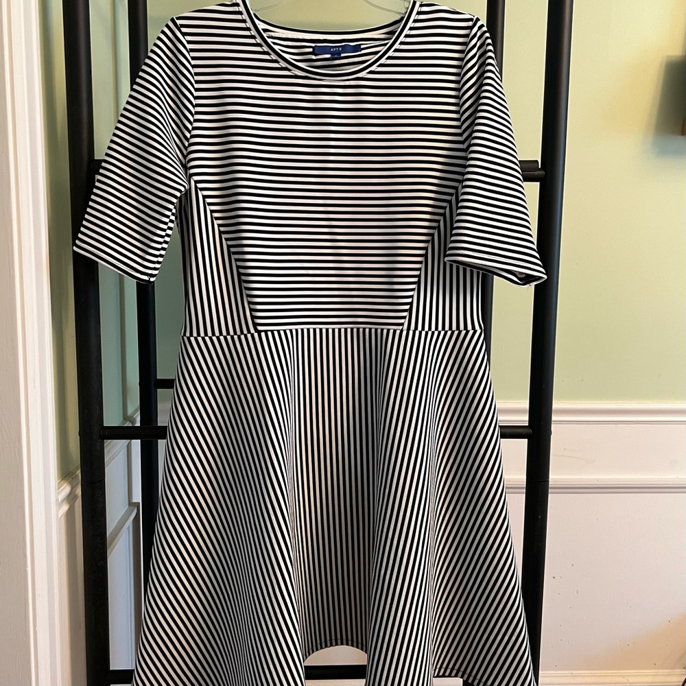 Fit & flare dress w POCKETS! Black & white striped, crew neck, short sleeves